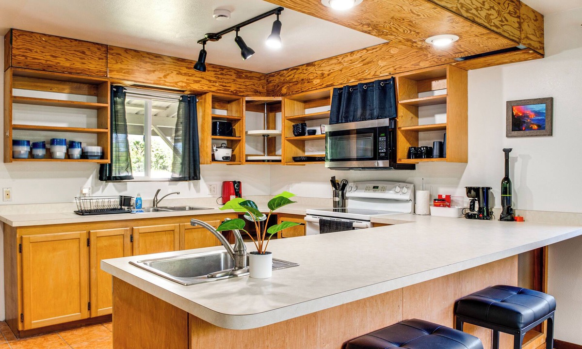 Keaau Apartment | 4 Mi to Beach: Keaau Retreat w/Relaxing Porch!