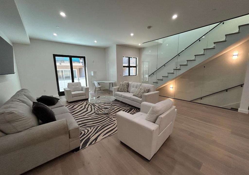 Redwood City Apartment | 906 Brand new townhome sleeps 10