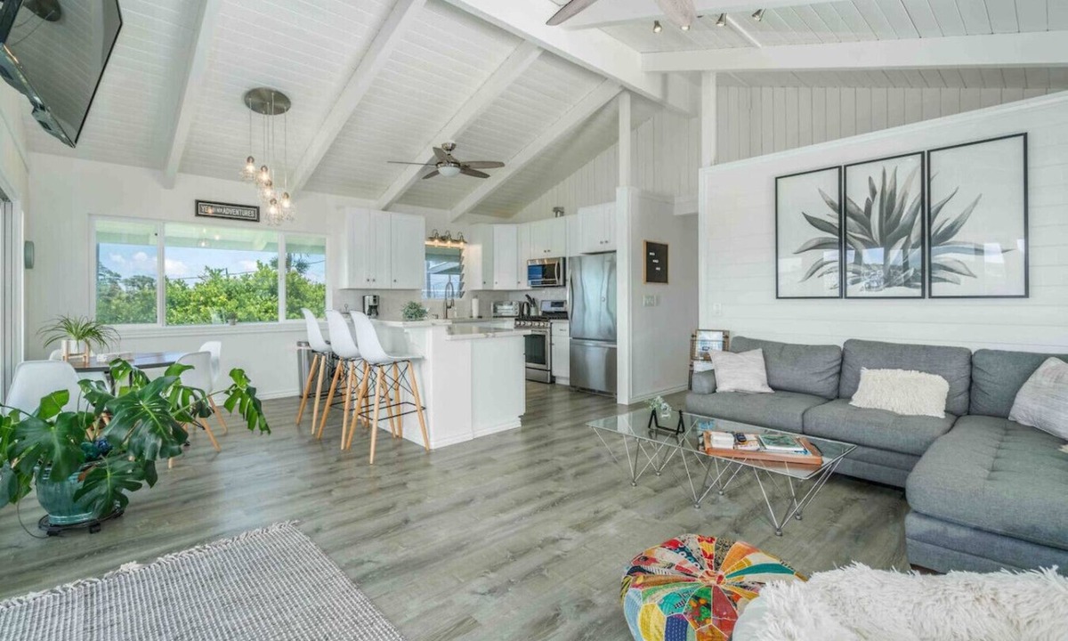 Honomu House | Akaka Falls 6BR Ocean‑View Retreat with Hot Tub
