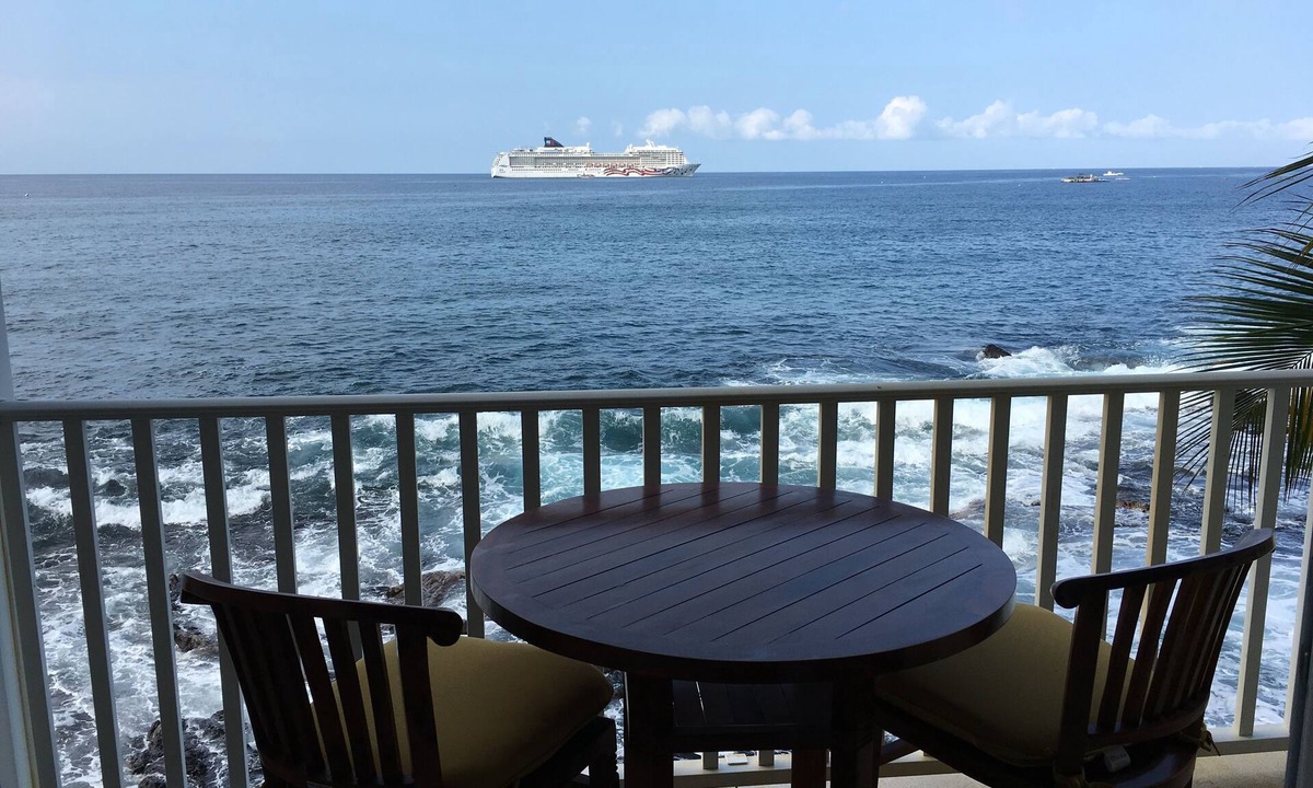 Historic Kailua Village Condo | Amazing Oceanfront Condo 🐠 with Out of this World Ocean Views! 🌅 - Hale Kona Kai 203