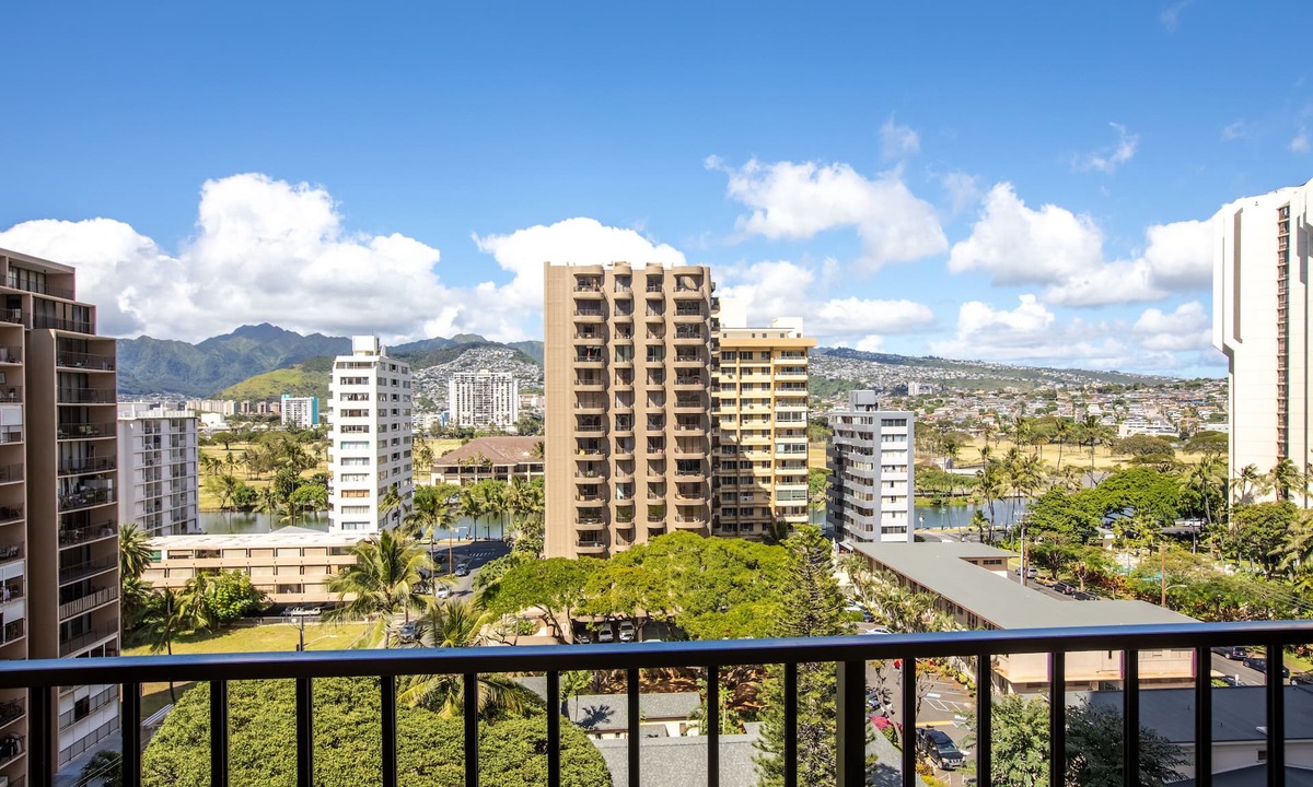 Waikiki Condo | Aston Waikiki Banyan 1BMV4 | Mountain Views – Pool & Hot Tub