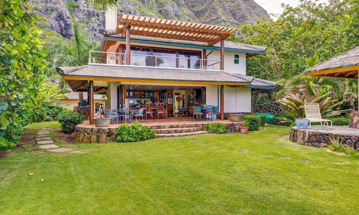 Waimanalo Beach House | BEACH FRONT ESTATE - WHITE SANDY BEACH AND BLUE LAGOON/3 HOUSES/GATED/HOT TUB