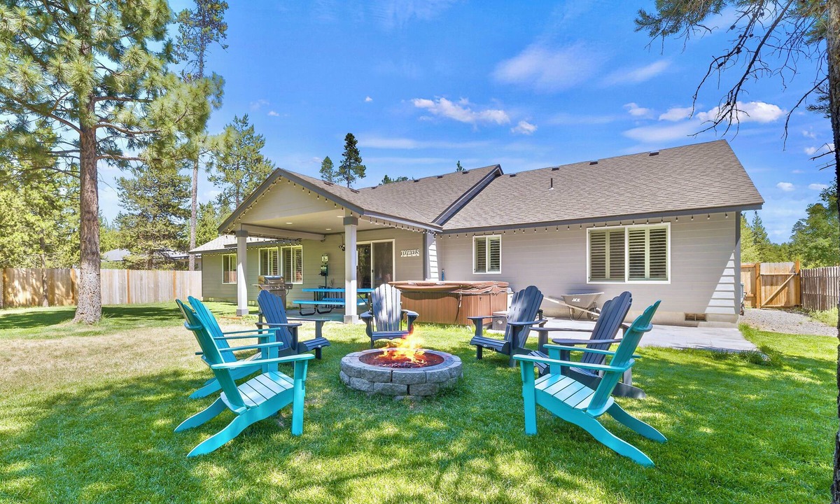 Oregon Water Wonderland House | Bend Treehouse Game Room Hot Tub Sleeps 15