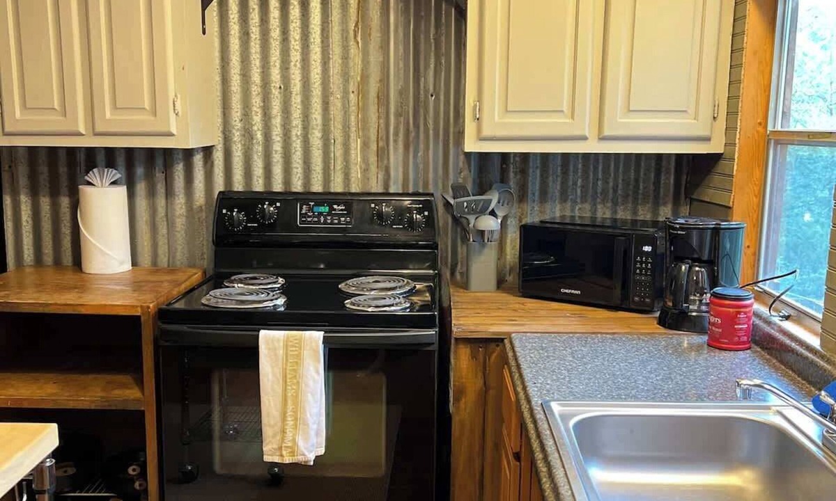 Cedar Creek House | Clean and Basic Accommodation