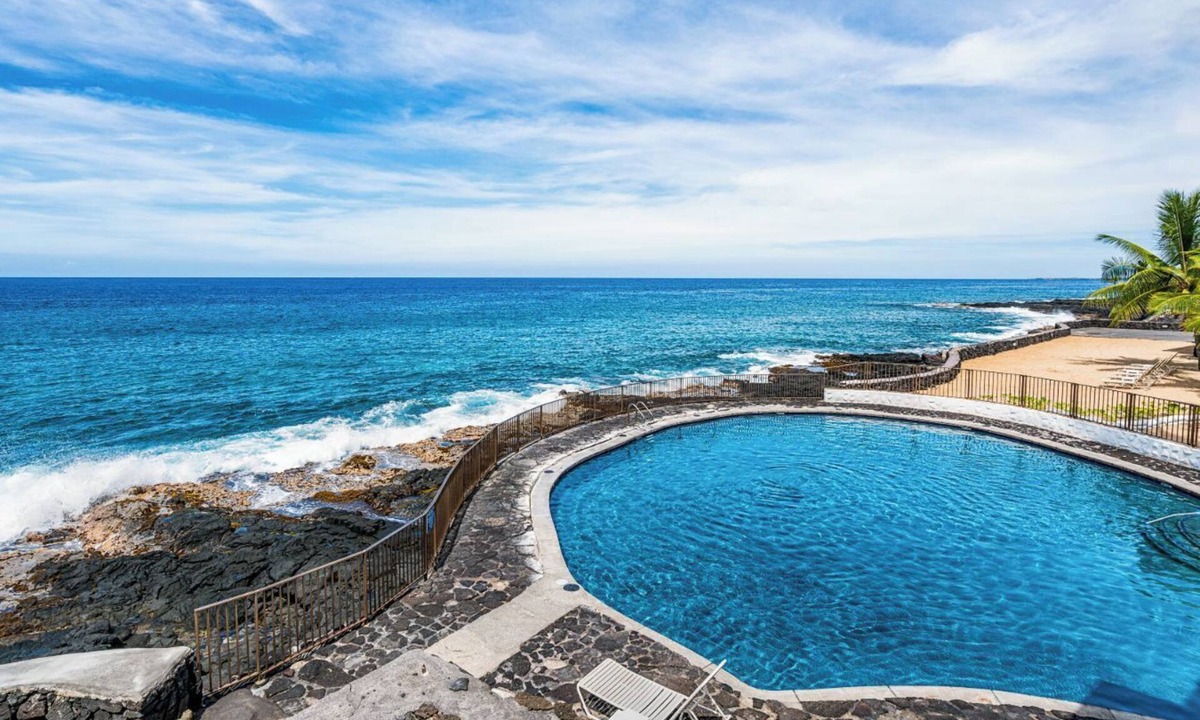 Kailua-Kona Condo | Complete Renovation - 20 Steps to Ocean -washer/dryer in Unit- Vrkcv
