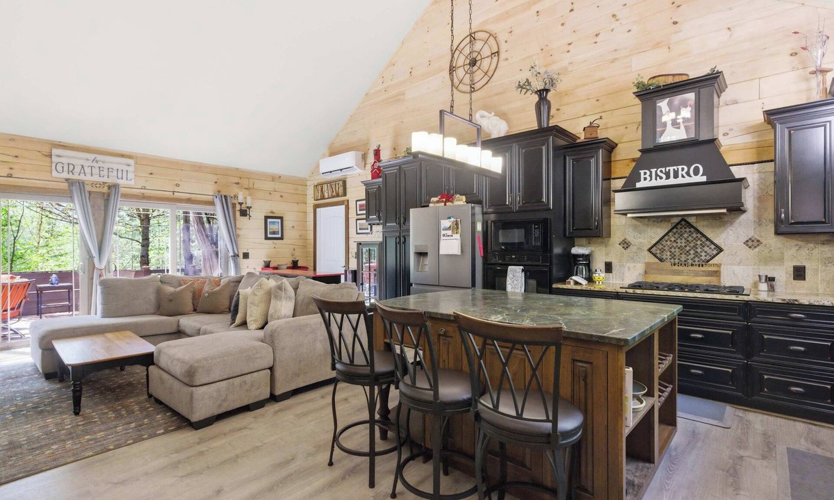 Littleton House | Cozy NH Log Home | Ski, Hike & Unwind