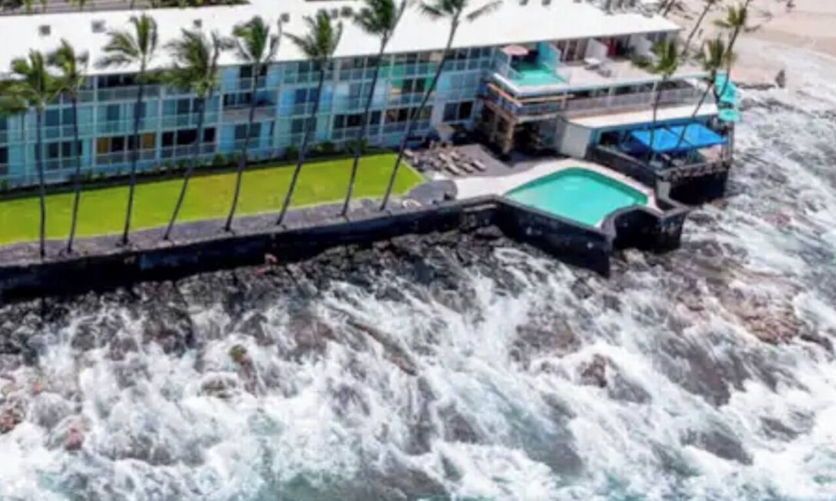 Kahaluu Bay Condo | DIRECT OCEANFRONT SUNSETScrashing waves!Newly remodeled! AUG specials inquire!