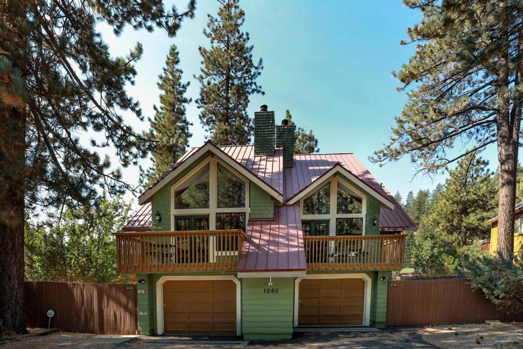 Fawnskin House | Fawnskin Chalet | Dual-Unit Retreat | Hot Tub, Game Room, Dog Run | Walk to Lake & Marina