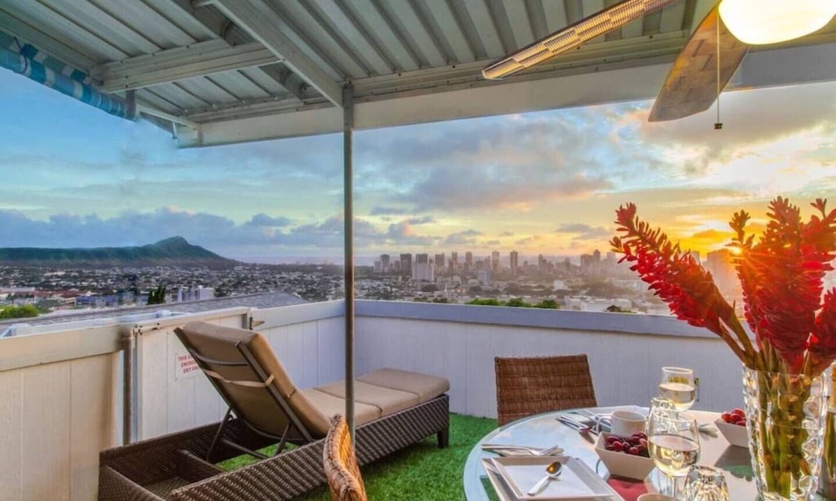 St Louis Heights House | Hale Mahalo: Cozy 3BR Ocean View Home w/Hot Tub