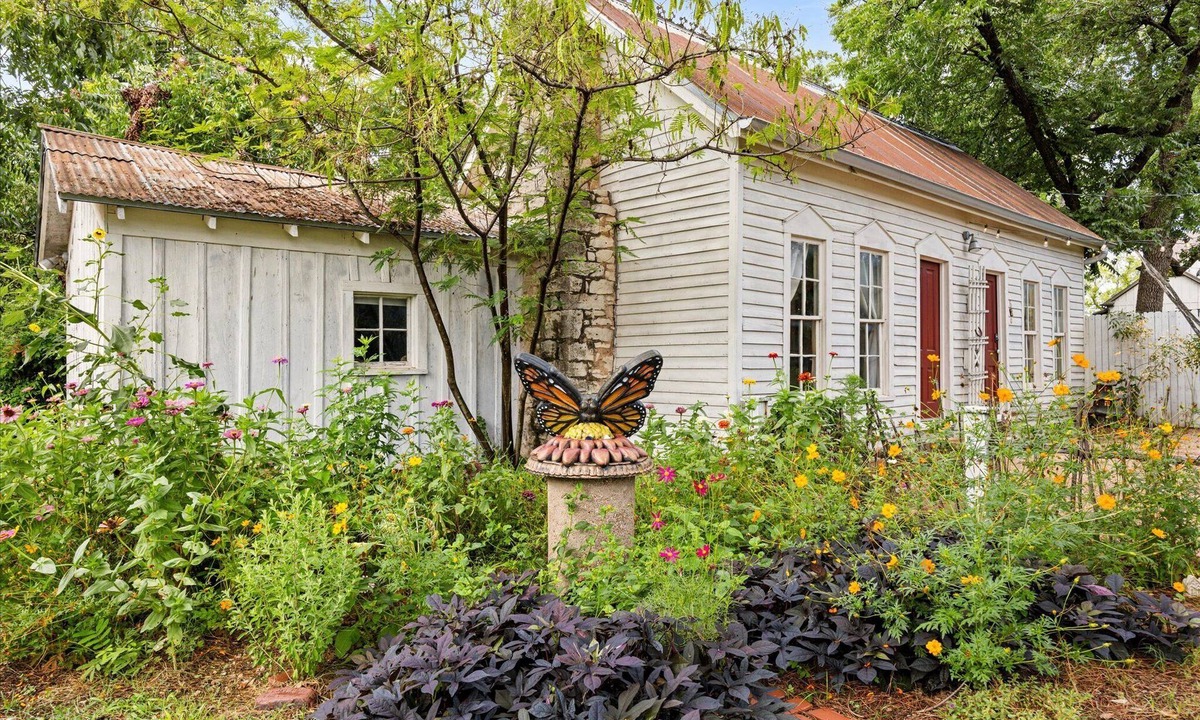 Granbury Cottage | Historic 1890s Cottage: Walk to historic square, beach, & hiking trail!