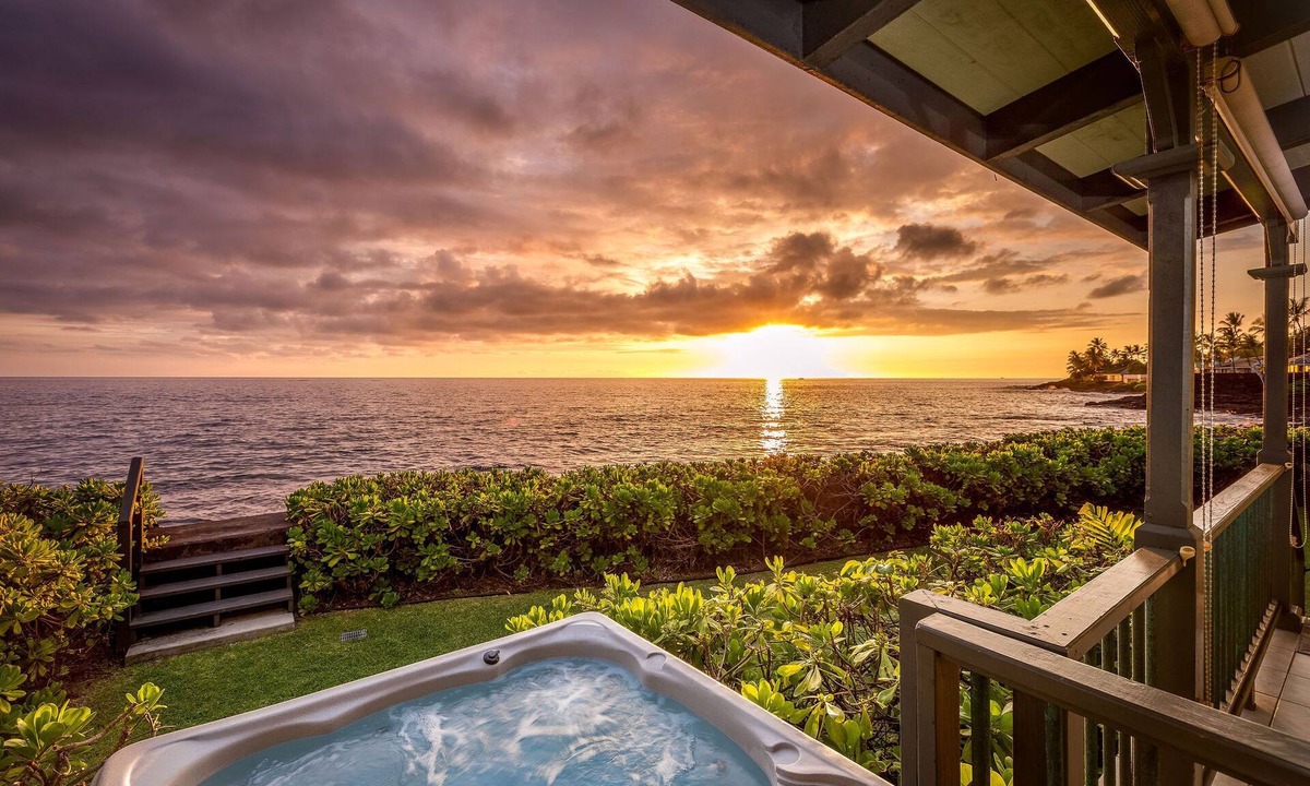Kahaluu Bay House | HOKU'EA HALE Oceanfront Private Home with Hot Tub