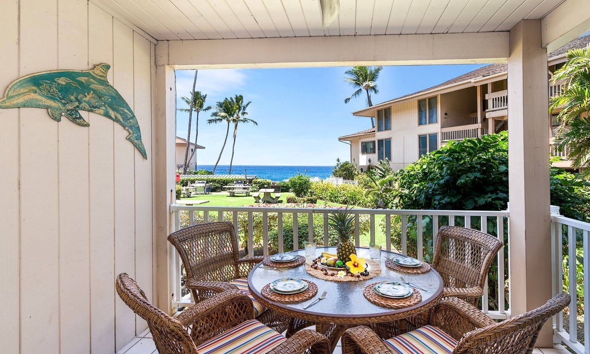 Kailua-Kona Condo | Ocean View - Pool & BBQ Area - Vrkcv