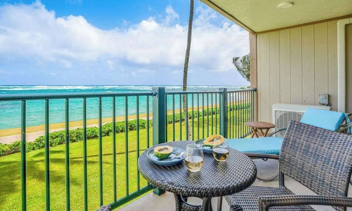 Kapaa Condo | Oceanfront Kapaa Condo with Balcony, Pool & Hot Tub - 50 ft to Beach