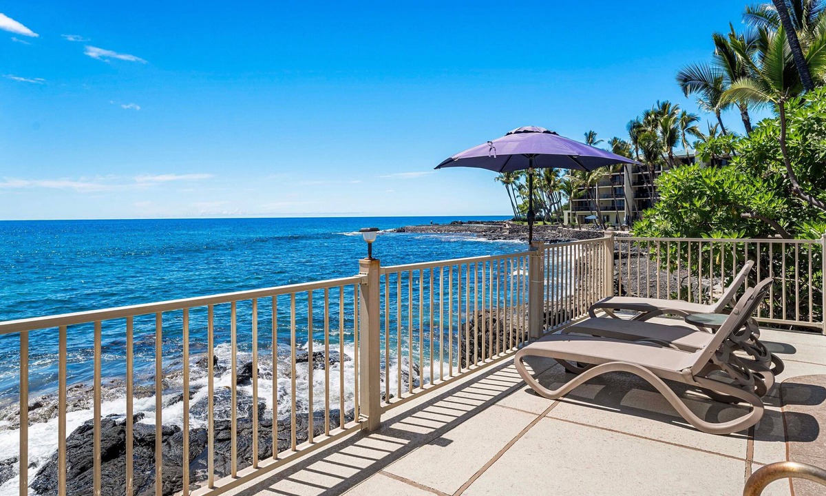 Kailua-Kona Condo | Premier Ocean Front Complex - No Stairs! - AC - Vrkcv