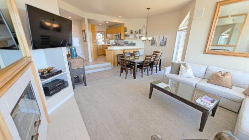 Century West Apartment | River Ridge 328A