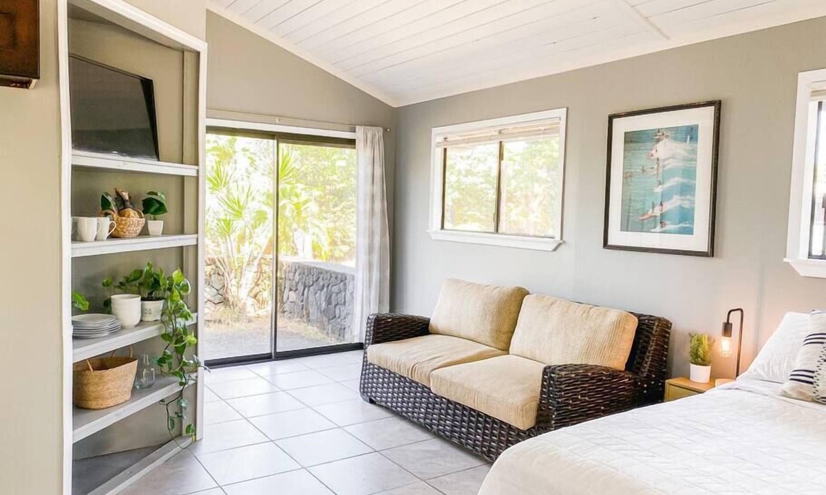 Keaau House | Surf Getaway – Bright Studio, Queen Bed | Keaau Escape