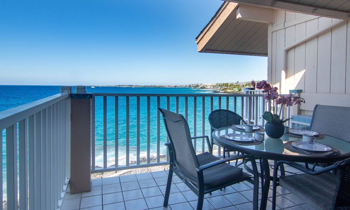 Kailua-Kona Condo | Top Floor - Direct Ocean Front View - Air-conditioned - Vrkcv