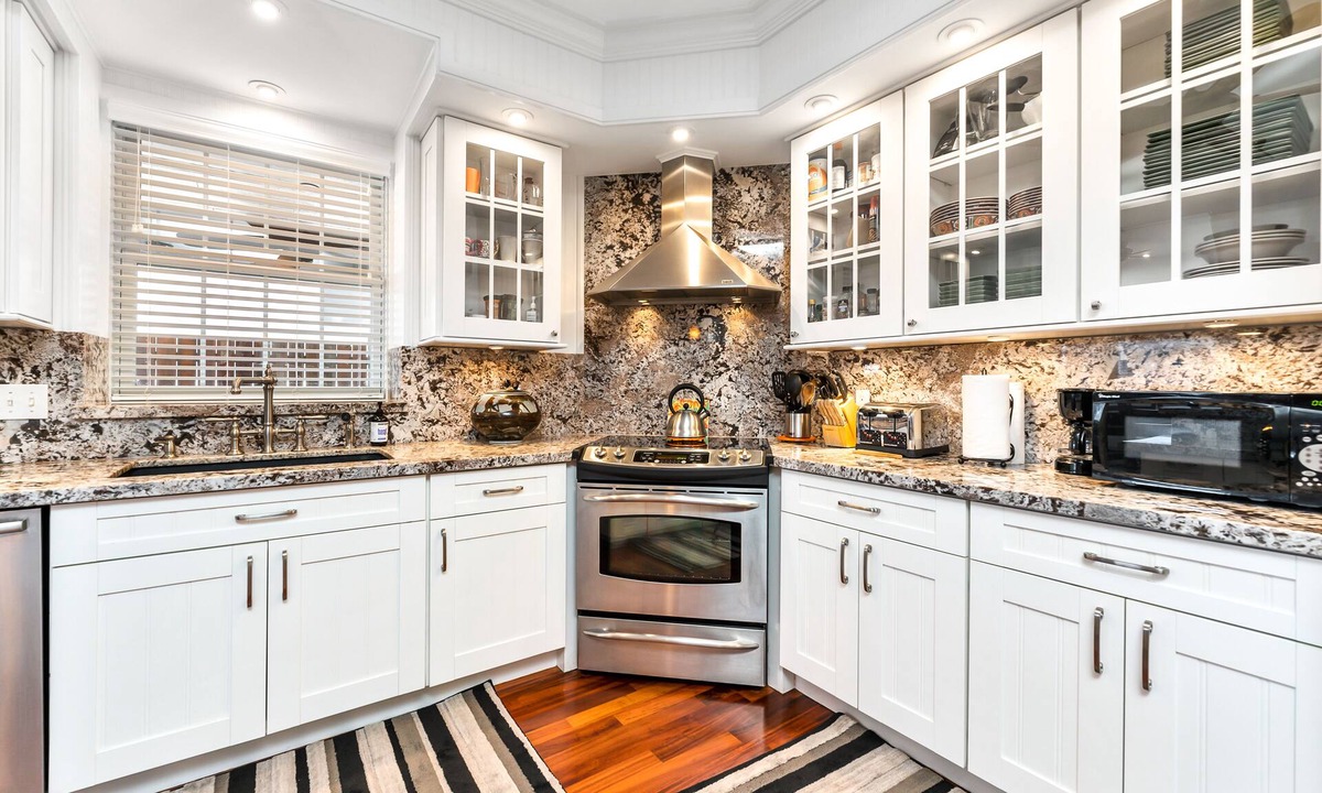 Diamond Head - Kapahulu - St. Louis House | Upgraded home with large lanai, Diamond Head view, & AC - walk to Waikiki