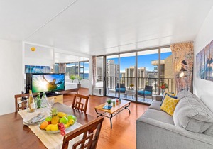 36Fl Sky-high retreat with ocean views & beach access in Honolulu