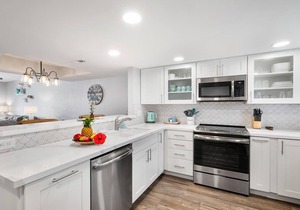 🏖️Across from Magic Sands Beach | 2BR Kona Condo w/Lanai Views, Pool & Pickleball