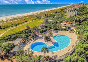 Elegant ocean-view townhome with beach access & pool - perfect location in Fernandina Beach