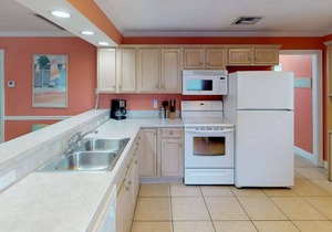 Fantastic Beachfront Resort. Roomy and Comfortable. Take a Stroll along Beach or Lounge at the Pool. in Madeira Beach