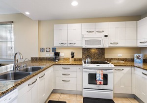 🏖️Kona Townhome w/Ocean Views, Central A/C, Pool + Hot Tub in Kailua Kona