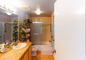 Oceanfront home w/views of Wailua Bay, WiFi, shared pool, balcony, private W/D in Kapaa