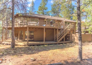 Spacious, unique reverse-living home w/ private deck+hot tub. FREE pool/water pa in Sunriver