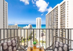 Waikiki Banyan condo with lanai & pool in Honolulu