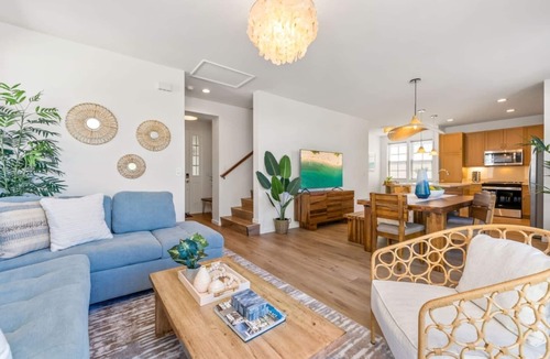 Makaha Valley House | 4 Bdrm, Near Beach, Pool/Spa, Gym, BBQ, Free Prkng