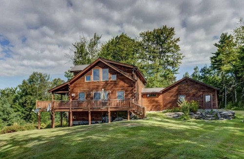 Whitefield House | 489O Beautiful modern log home on 17 acres close to skiing, private, views, fire pit, Ping Pong, AC!