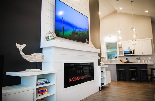 Roads End House | 5-en-Suite Bedroom Beach House in Roads End, Ocean Views, Hot Tub, Fire Pit