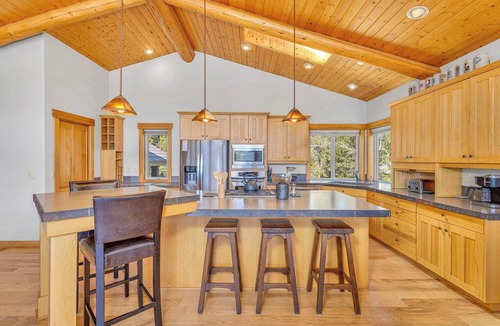 Three Rivers House | AC, on the Deschutes River, Luxury, quiet neighborhood, 5 star views!