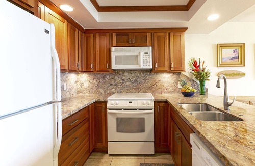 Kihei Condo | Amazing Front-Row Ocean View, Retractable Lanai Awning. Walk to Beaches & Shops