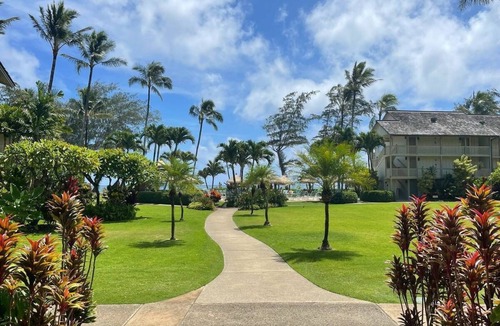 Kapaa Resort | Amazing resort in Kapaa on the beach w/WiFi and AC, perfect for your getaway