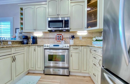 Independence Square Condo | Beachfront condo with WiFi EV chargers AC one dog welcome