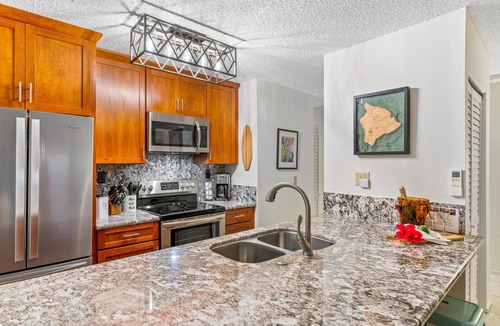 Historic Kailua Village Condo | Beautiful Ocean view unit | AC | WiFi | Walk to Town | Kona Reef F22