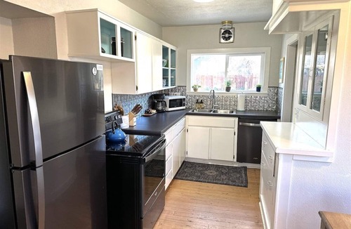 Old Bend House | Bluebird Day - Star Cottage: Cozy 2BR home in scenic Bend, OR, Hot tub, Bikes!