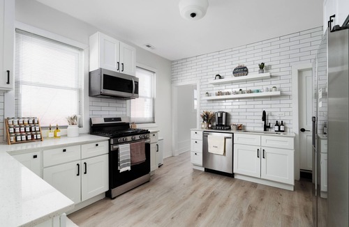 Wicker Park Condo | Bright 3 BR Wicker Park Loft. 5Beds + 2 parking. 4-min walk to Damen Blue Line!