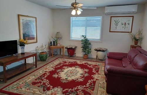 Makaha House | "BRIGHT, COZY & LOVELY home" Newly Renovated. & close to the BEACH