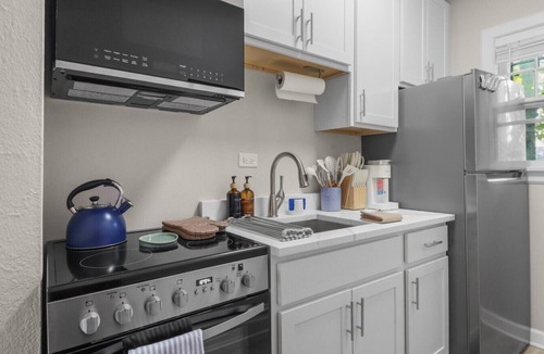 Lake Forest Apartment | Chic Lake Forest Studio Getaway, Walk to Downtown!