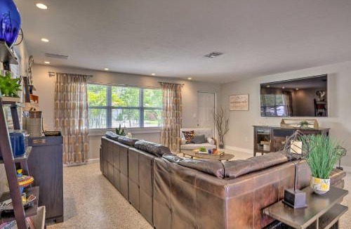 Villas House | Colorful Fort Myers Home w/Sunroom & Patio!