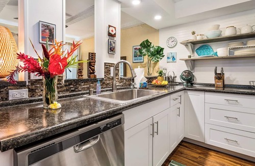 Kailua-Kona Condo | Complete Renovation - 20 Steps to Ocean -washer/dryer in Unit- Vrkcv