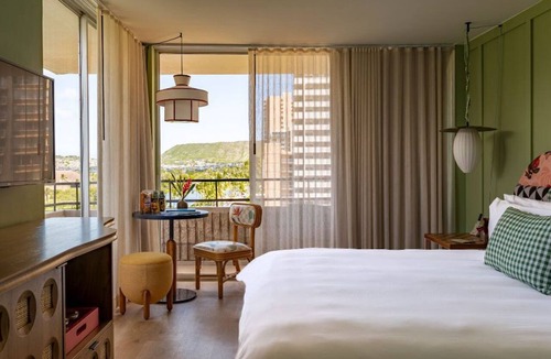 Waikiki Hotel | Corner King Room with Lanai – Spacious City Views