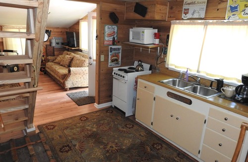 Thurston Cabin | Cozy 1-bedroom cabin, 900 sq ft on the McKenzie River in Springfield, Oregon