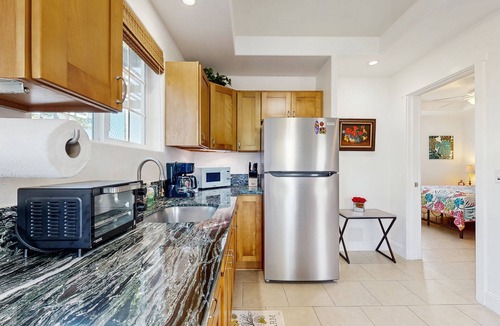 Pepeekeo Apartment | Cozy apartment on botanical estate near the ocean with WIFI & Smart TV