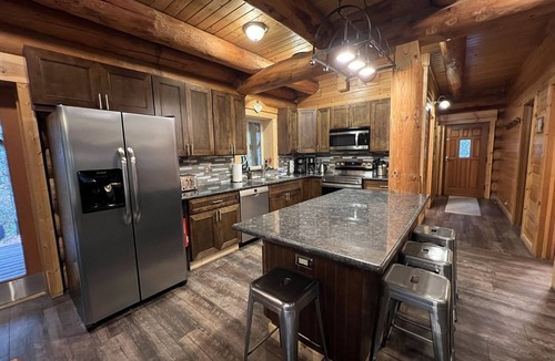 Ardenvoir House | Custom Log Home w/Hot Tub, Game Loft & 5 minute walk to River & Sandy Beach!