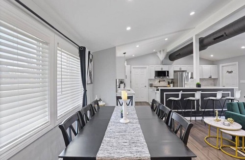Oakbrook Terrace House | Desirable chic home in a Prime Location!