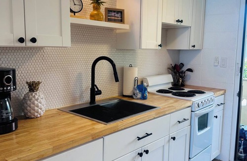 Kahaluu Bay Condo | DIRECT OCEANFRONT SUNSETScrashing waves!Newly remodeled! AUG specials inquire!